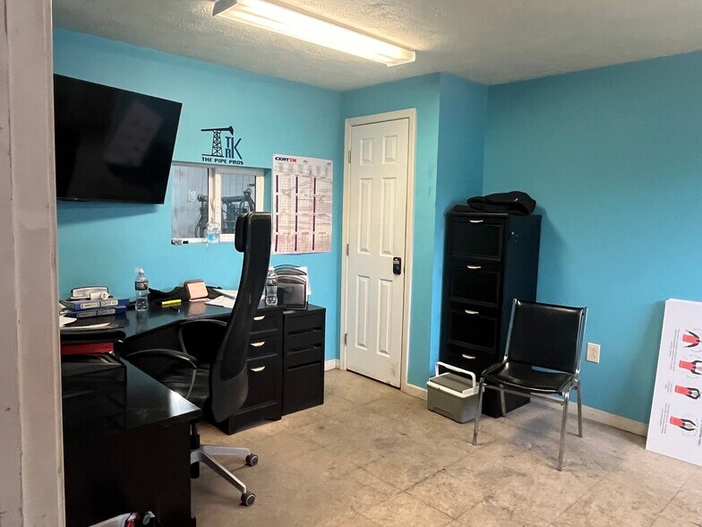 More Photos Of 2807 W Chestnut St, Washington Industrial For Lease