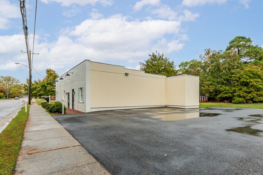 More Photos Of 16945 General Puller Hwy, Deltaville Office For Sale