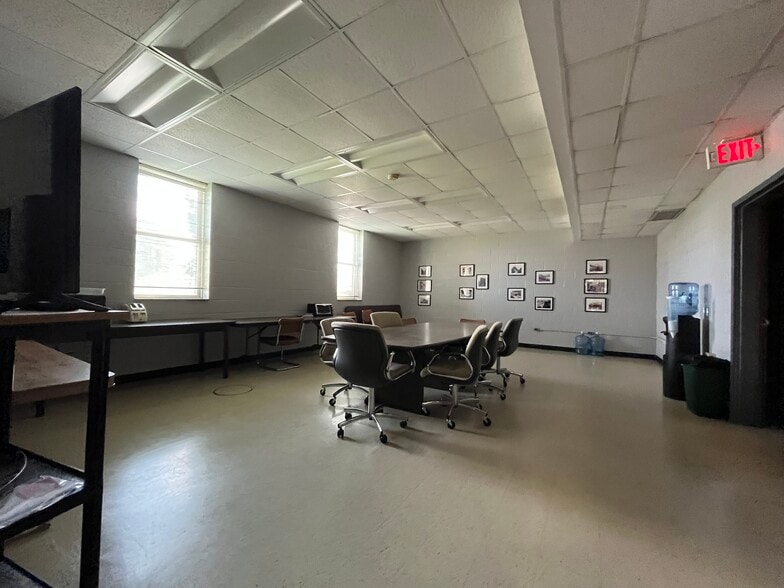 More Photos Of 6415 Lakeview Rd, Charlotte Unknown For Lease