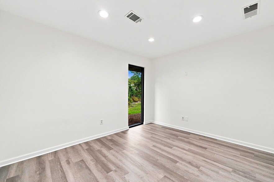 More Photos Of 600 Houze Way, Roswell Medical For Lease