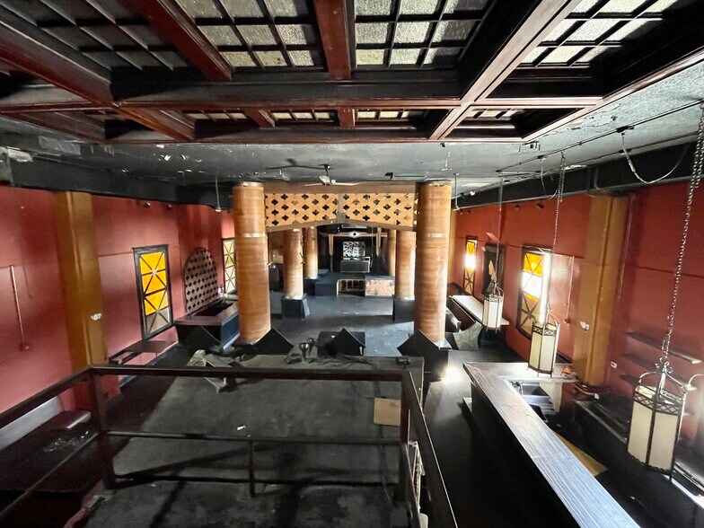 More Photos Of 209-211 E Chicago St, Elgin Bar For Sale