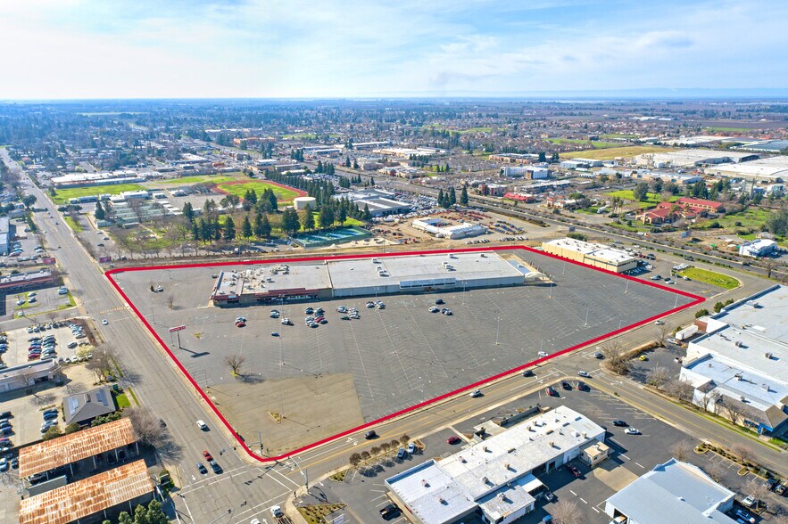 More Photos Of 850 Gray Ave, Yuba City Department Store For Sale