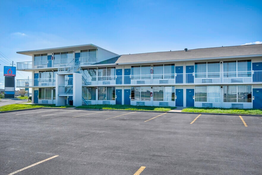 More Photos Of 26010 Southwest Fwy, Rosenberg Hotel For Sale