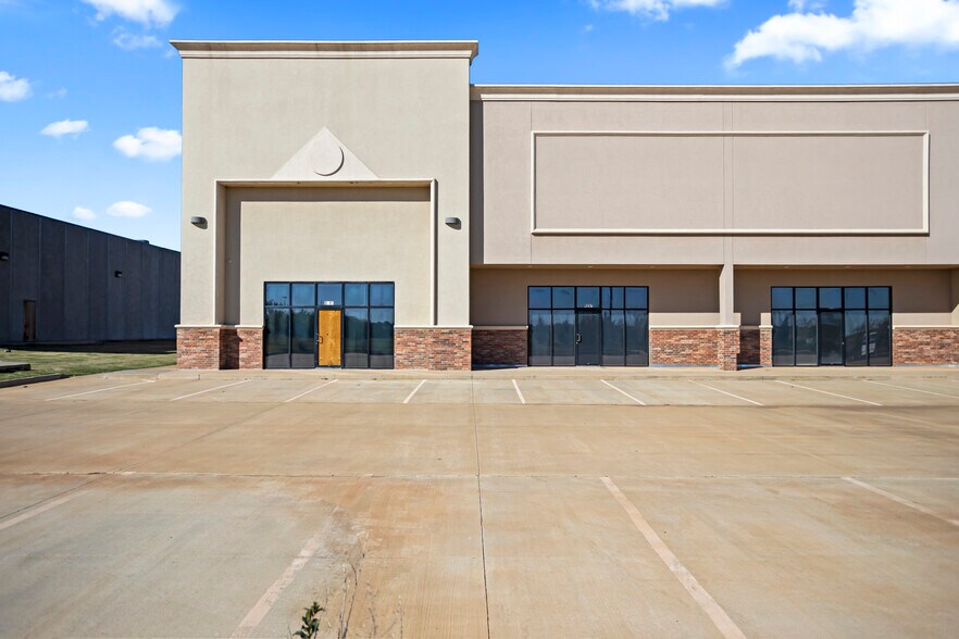 More Photos Of 9217-9301 S Eastern Ave, Oklahoma City Warehouse For Sale