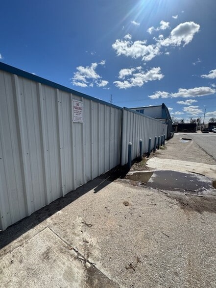 More Photos Of 3841-3845 NW 10th St, Oklahoma City Manufacturing For Lease