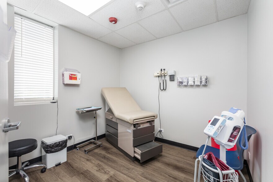 More Photos Of 391 Quadrangle Dr, Bolingbrook Office For Lease