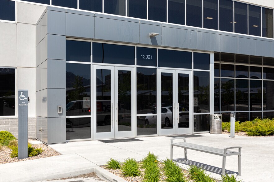 More Photos Of 12921 S Vista Station Blvd, Draper Office For Lease