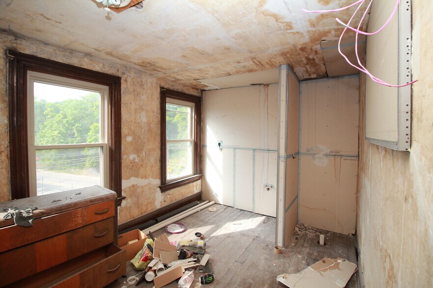 More Photos Of 900 Island Ave, McKees Rocks General Retail For Sale