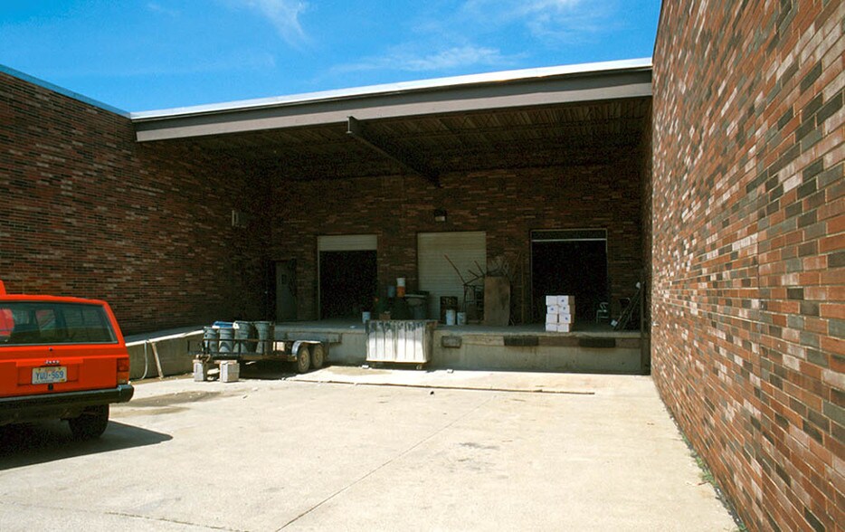 More Photos Of 210 Hayes Dr, Brooklyn Heights Manufacturing For Lease