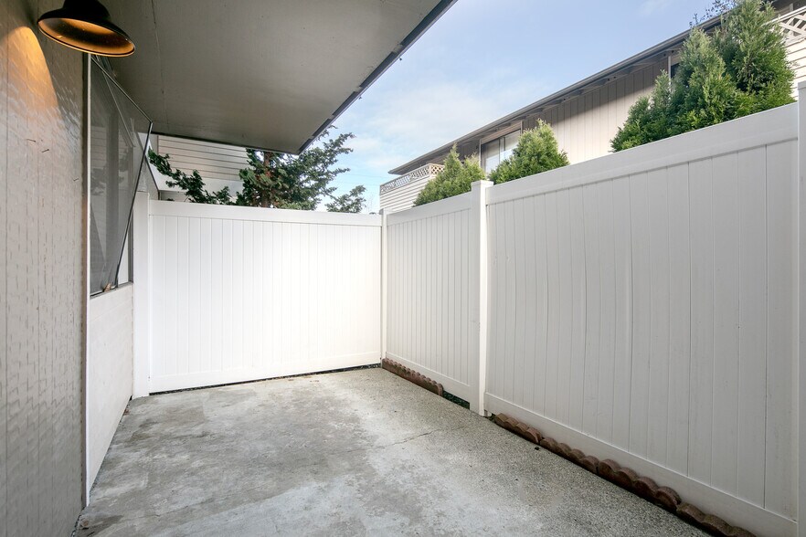 More Photos Of 921 12th Ave SE, Puyallup Apartments For Sale