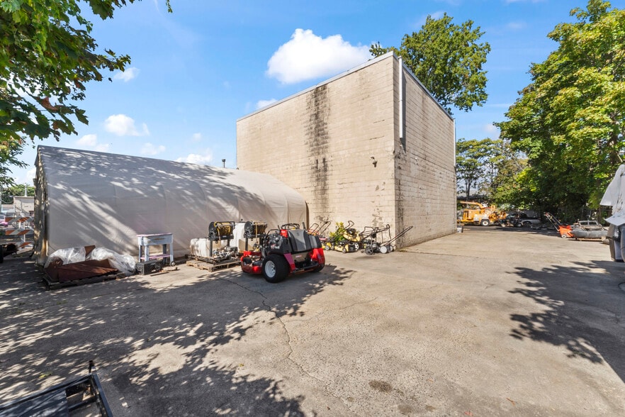 More Photos Of 15 Virgil St, Stamford Freestanding For Sale