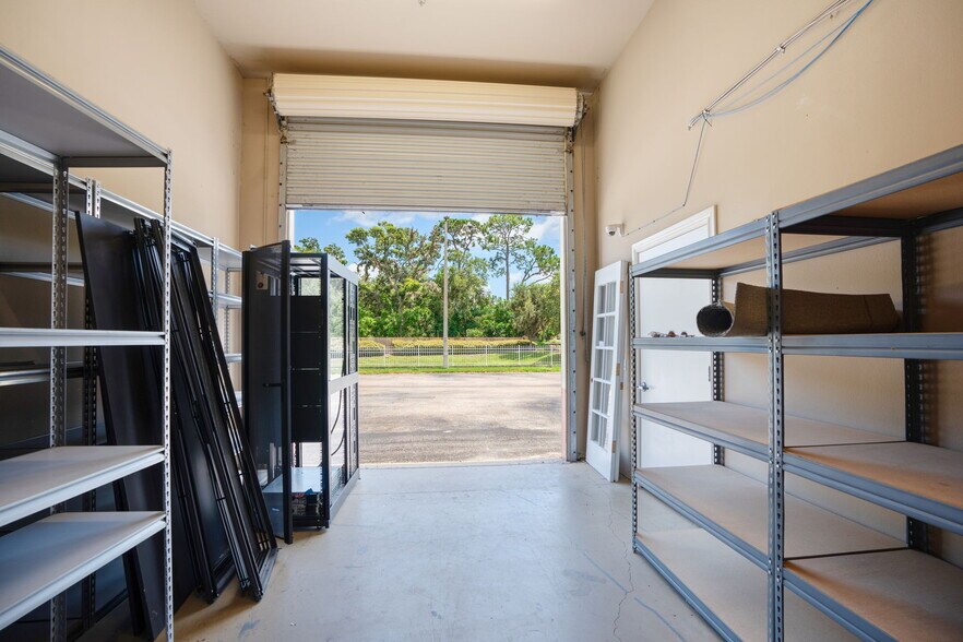 More Photos Of 6341 Porter Rd, Sarasota Light Distribution For Sale