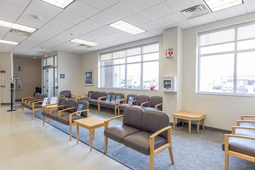 More Photos Of 945 Tower Dr, Waterloo Medical For Lease