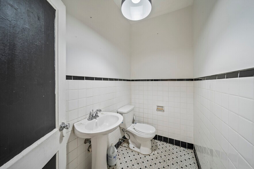 More Photos Of 4702 E 11th St, Tulsa Freestanding For Lease