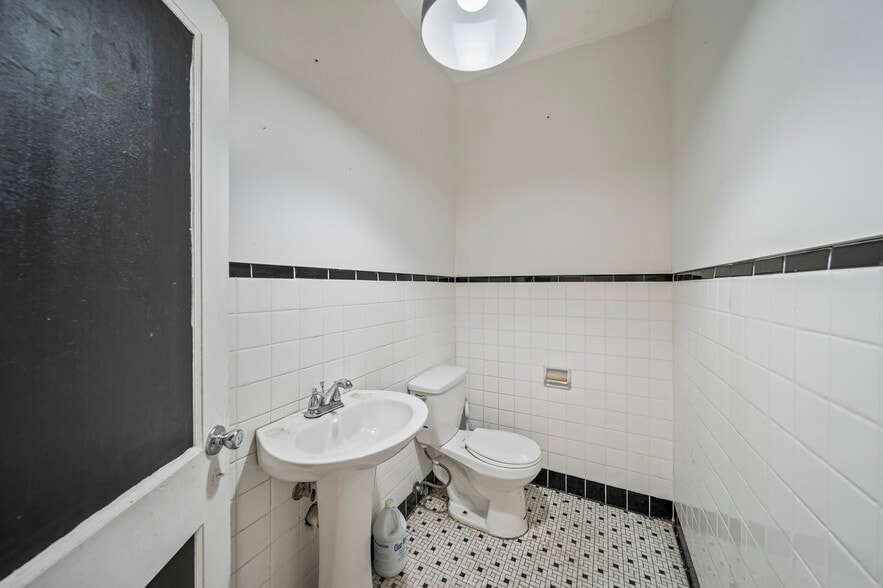 More Photos Of 4702 E 11th St, Tulsa Freestanding For Lease