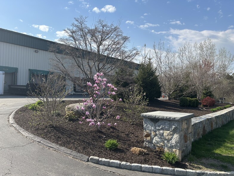 More Photos Of 96 Commerce Dr, Carmel Warehouse For Lease