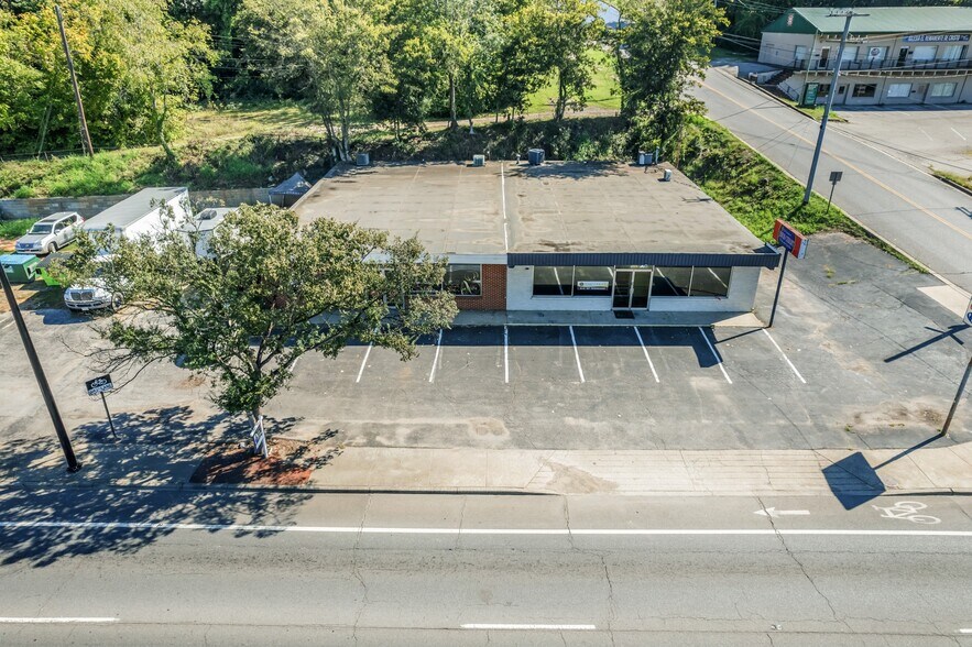 More Photos Of 211 N Riverside Dr, Clarksville Freestanding For Sale