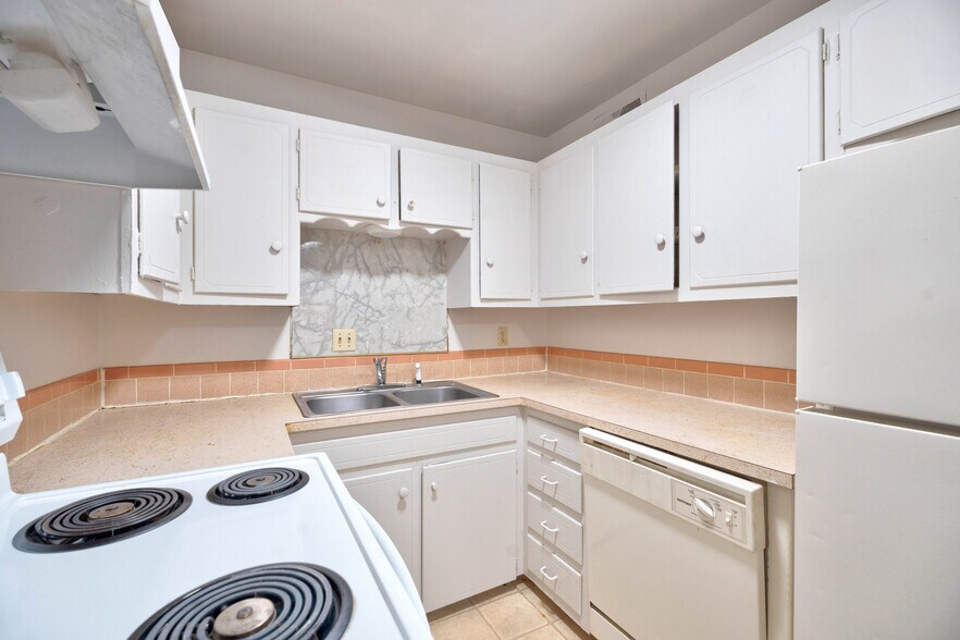 More Photos Of 2500 W 26th St, Plainview Apartments For Sale