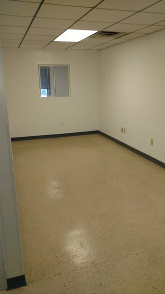 More Photos Of 400-460 Fame Rd, Dayton Light Distribution For Lease