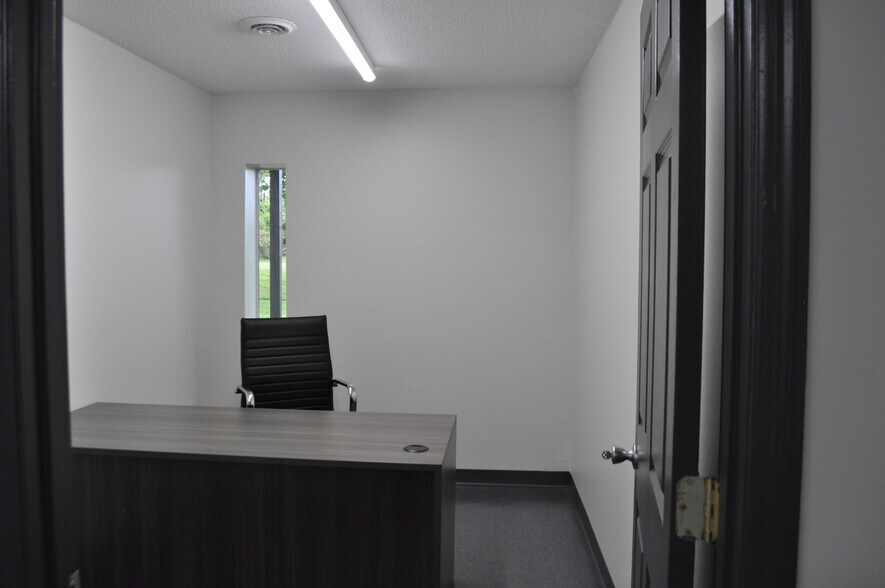 More Photos Of 4701 Hubbs Ln, Knoxville Office For Sale