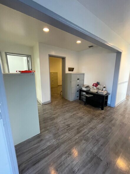 More Photos Of 715 N Ridgewood Pl, Los Angeles Office For Lease