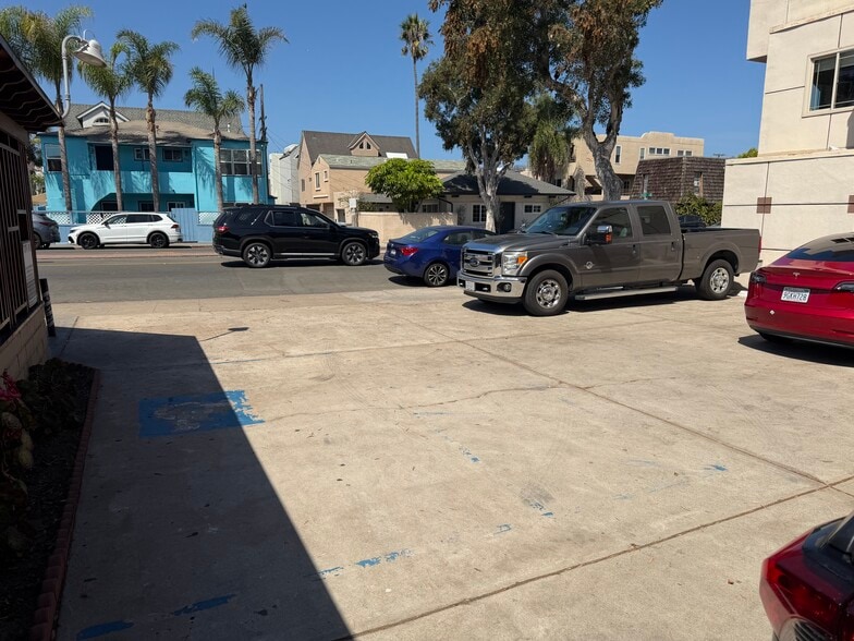 More Photos Of 3973 Mission Blvd, San Diego General Retail For Lease