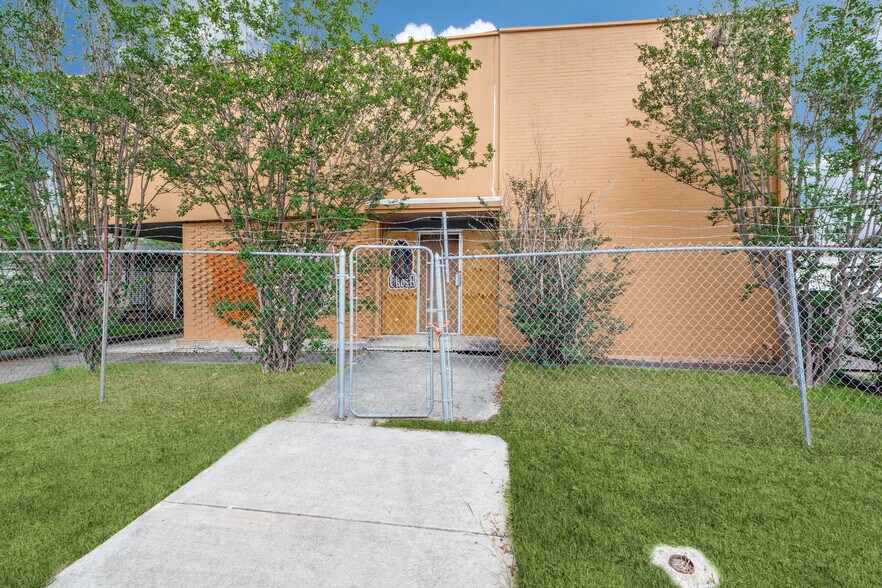 More Photos Of 4810 San Pedro Ave, San Antonio Office For Sale