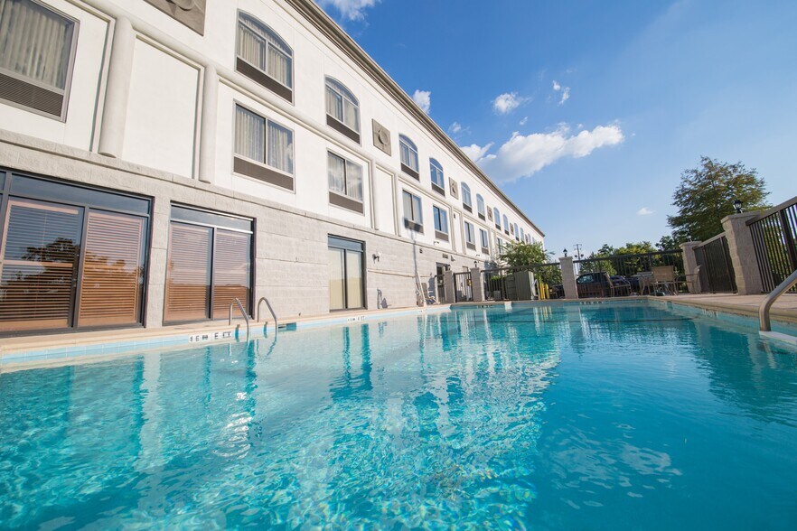 More Photos Of 2060 Eastern Blvd, Montgomery Hotel For Sale