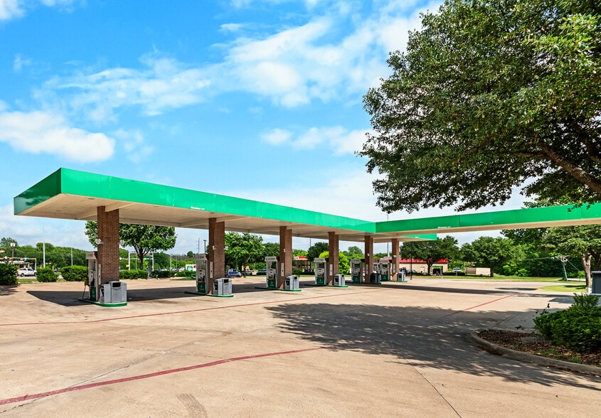 More Photos Of 2002 State Highway 66, Garland Service Station For Sale