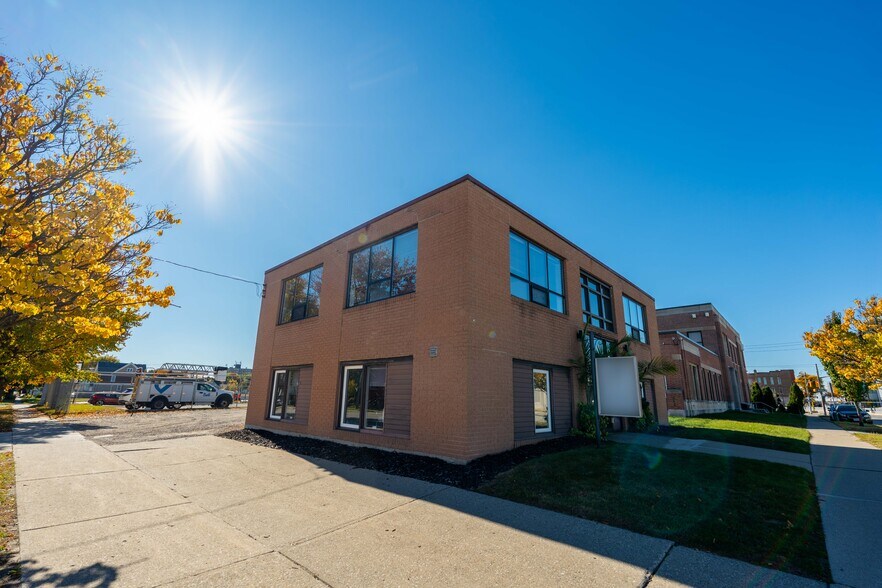 More Photos Of 219 Lochiel St, Sarnia General Retail For Sale