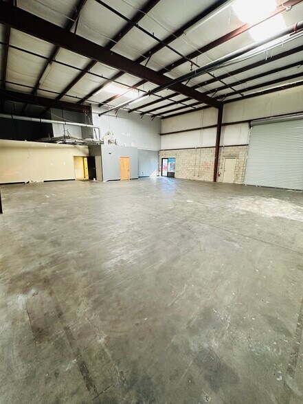 More Photos Of 1257-1273 Commons Ct, Clermont Warehouse For Lease