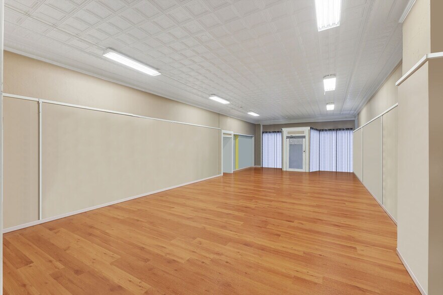 More Photos Of 160 E Morgan St, Martinsville Showroom For Sale