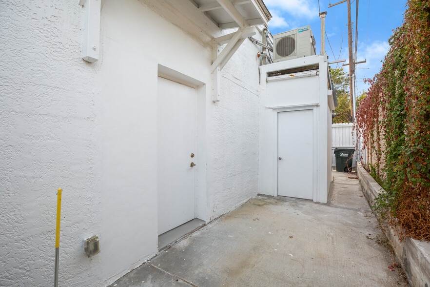 More Photos Of 7700 N Lamar Blvd, Austin Storefront Retail Office For Sale