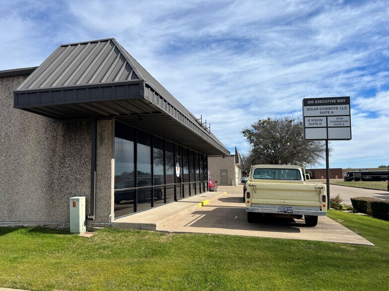 More Photos Of 205 Executive Way, DeSoto Light Manufacturing For Lease