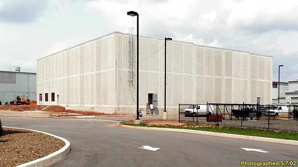 More Photos Of 24 Van Dyke Ave, New Brunswick Warehouse For Lease