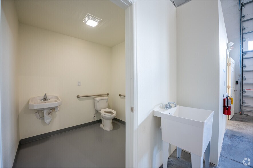 More Photos Of 4061 Thomas St, Oxford Unknown For Lease