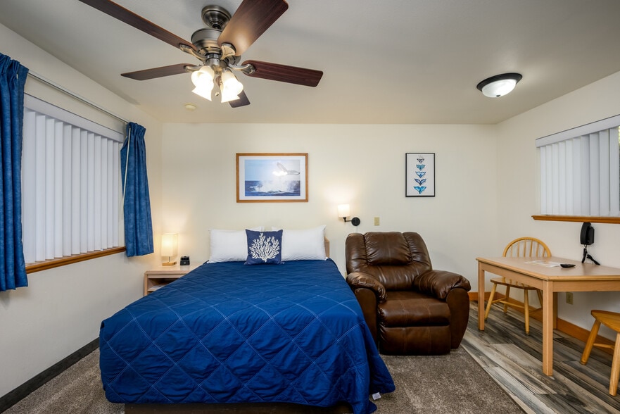 More Photos Of 16045 Lower Harbor Rd, Brookings Hotel For Sale