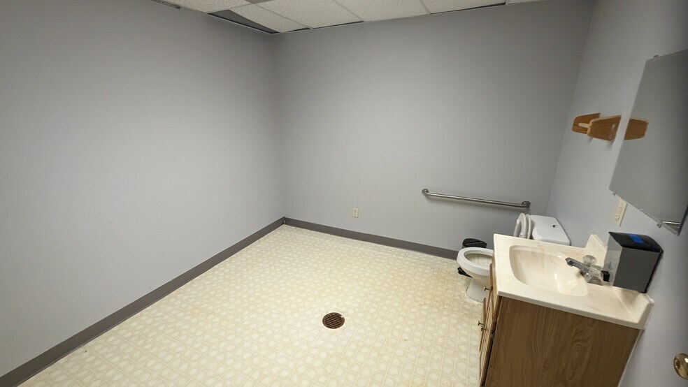 More Photos Of 5005 Lincolnway E, Mishawaka Warehouse For Lease