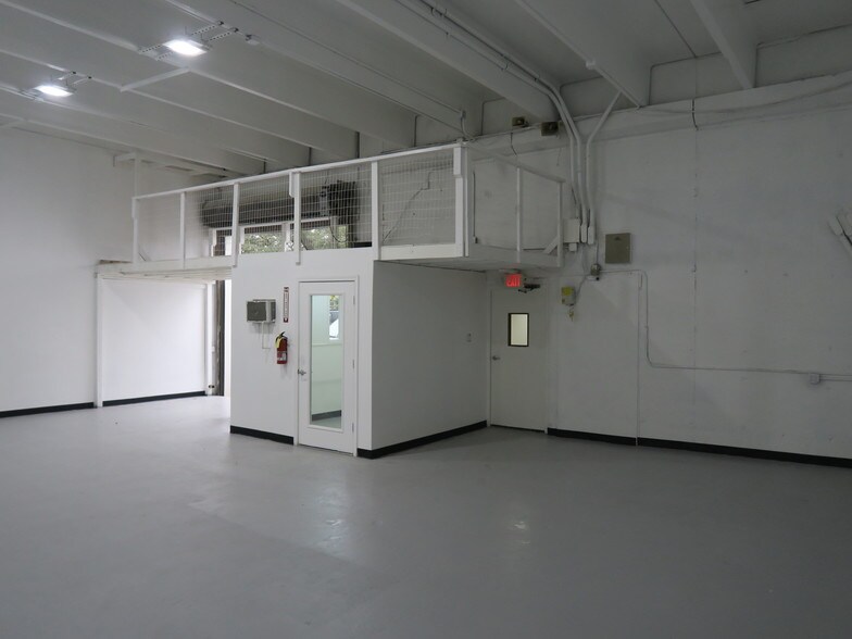 More Photos Of 5930 Star Ln, Houston General Retail For Lease
