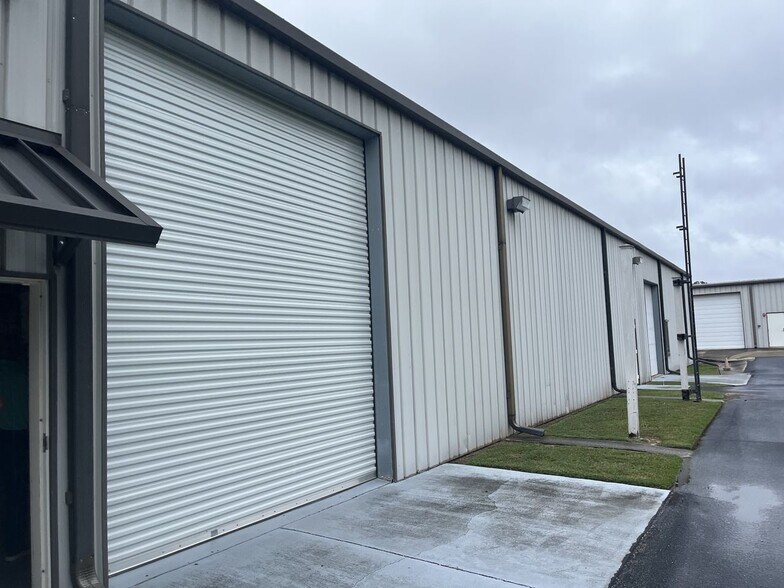 More Photos Of 3320 McLemore Dr, Pensacola Flex For Sale