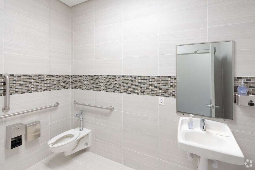 More Photos Of 55 Paradise Ln, Bay Shore Warehouse For Lease