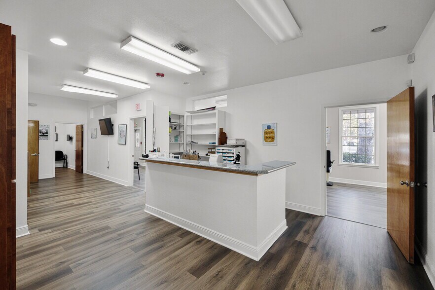 More Photos Of 515 E Court St, Seguin Office Residential For Lease