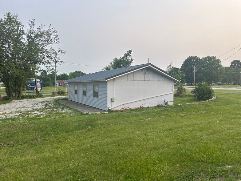 More Photos Of 309 E 1st St, Greentop General Retail For Sale