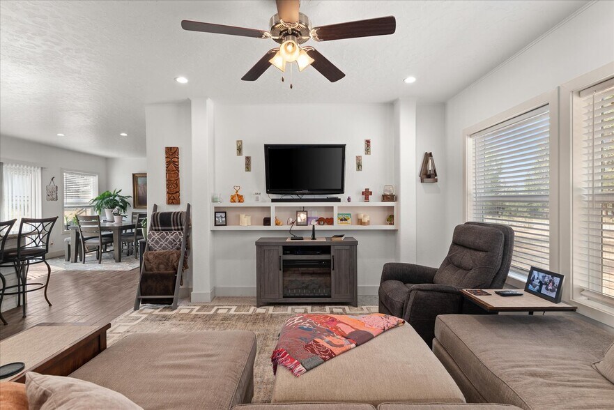 More Photos Of 6297 Sundown Dr, Nine Mile Falls Specialty For Sale
