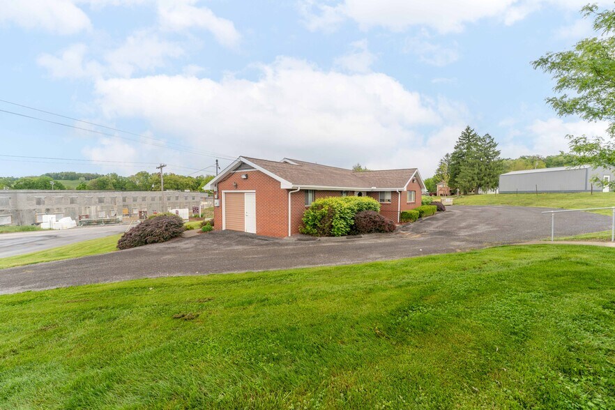More Photos Of 711 N Pike St, Grafton Office For Sale