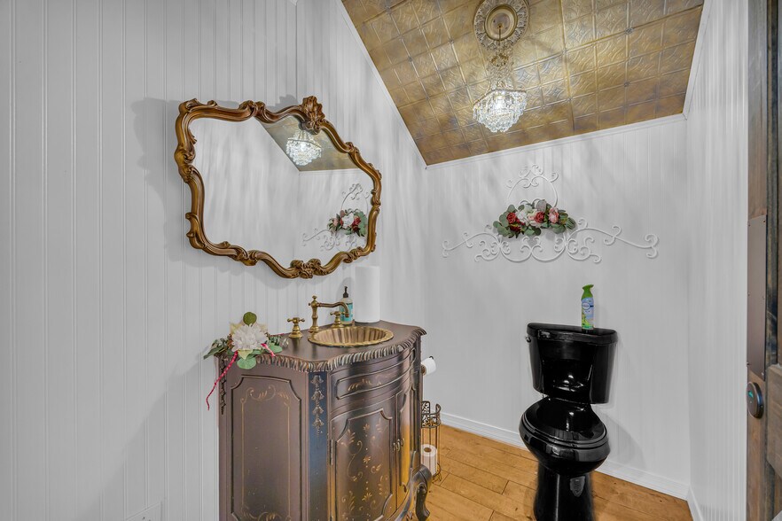 More Photos Of 1642 S Broad St, Commerce General Retail For Lease