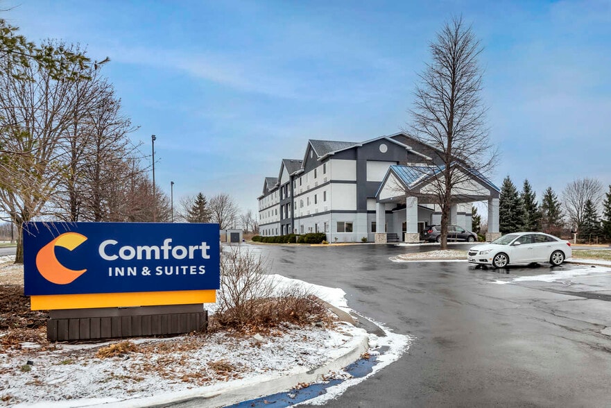 Primary Photo Of 3979 State Route 31, Liverpool Hotel For Sale