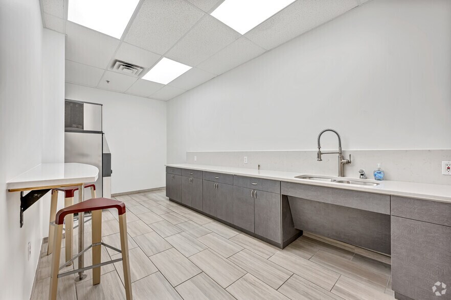 More Photos Of 4715 Mountain Creek Pky, Dallas Manufacturing For Lease