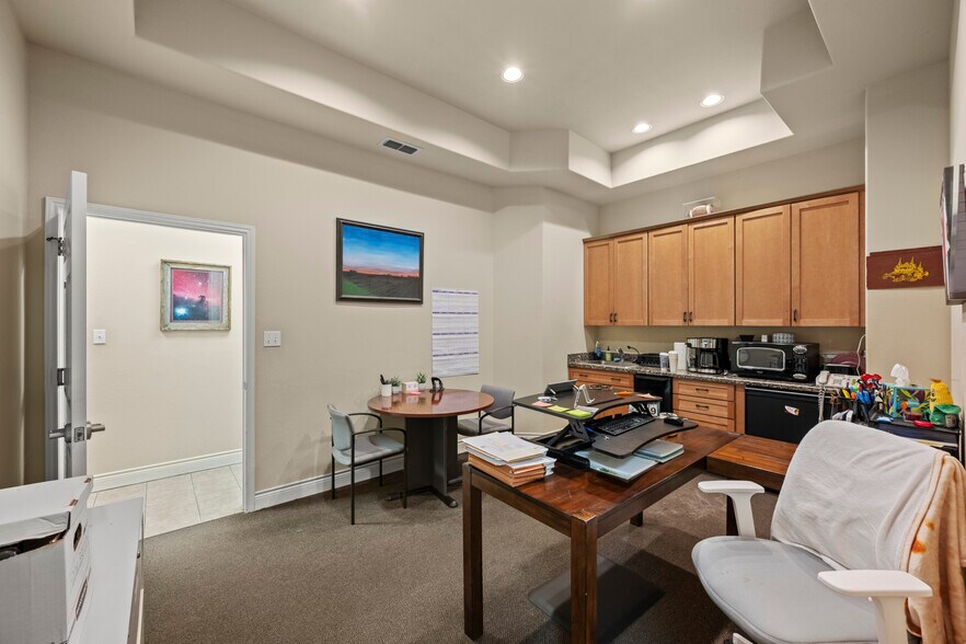 More Photos Of 1921 Corporate Dr, San Marcos Office For Lease