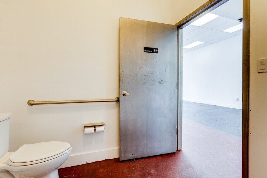 More Photos Of 829 E Warrington Ave, Pittsburgh Storefront Retail Office For Lease